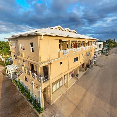 Louis' Apartments Placencia Екстериор снимка