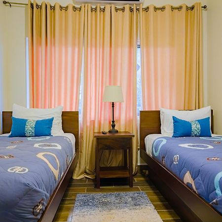 Louis' Apartments Placencia Екстериор снимка