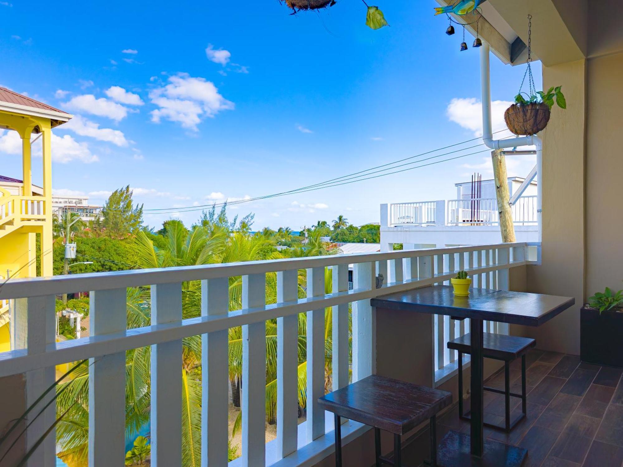 Louis' Apartments Placencia Екстериор снимка