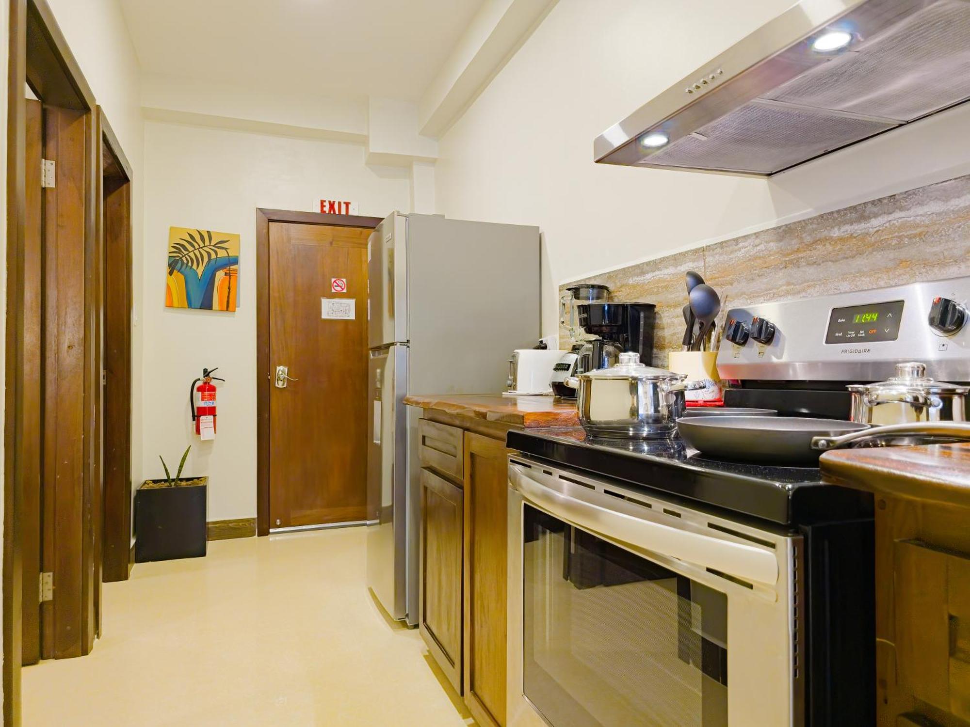 Louis' Apartments Placencia Екстериор снимка