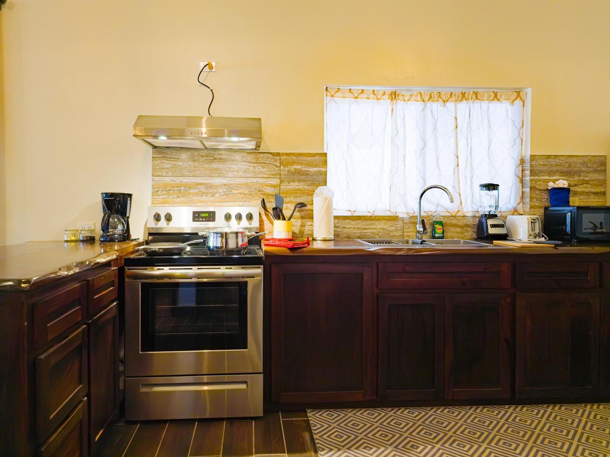 Louis' Apartments Placencia Екстериор снимка