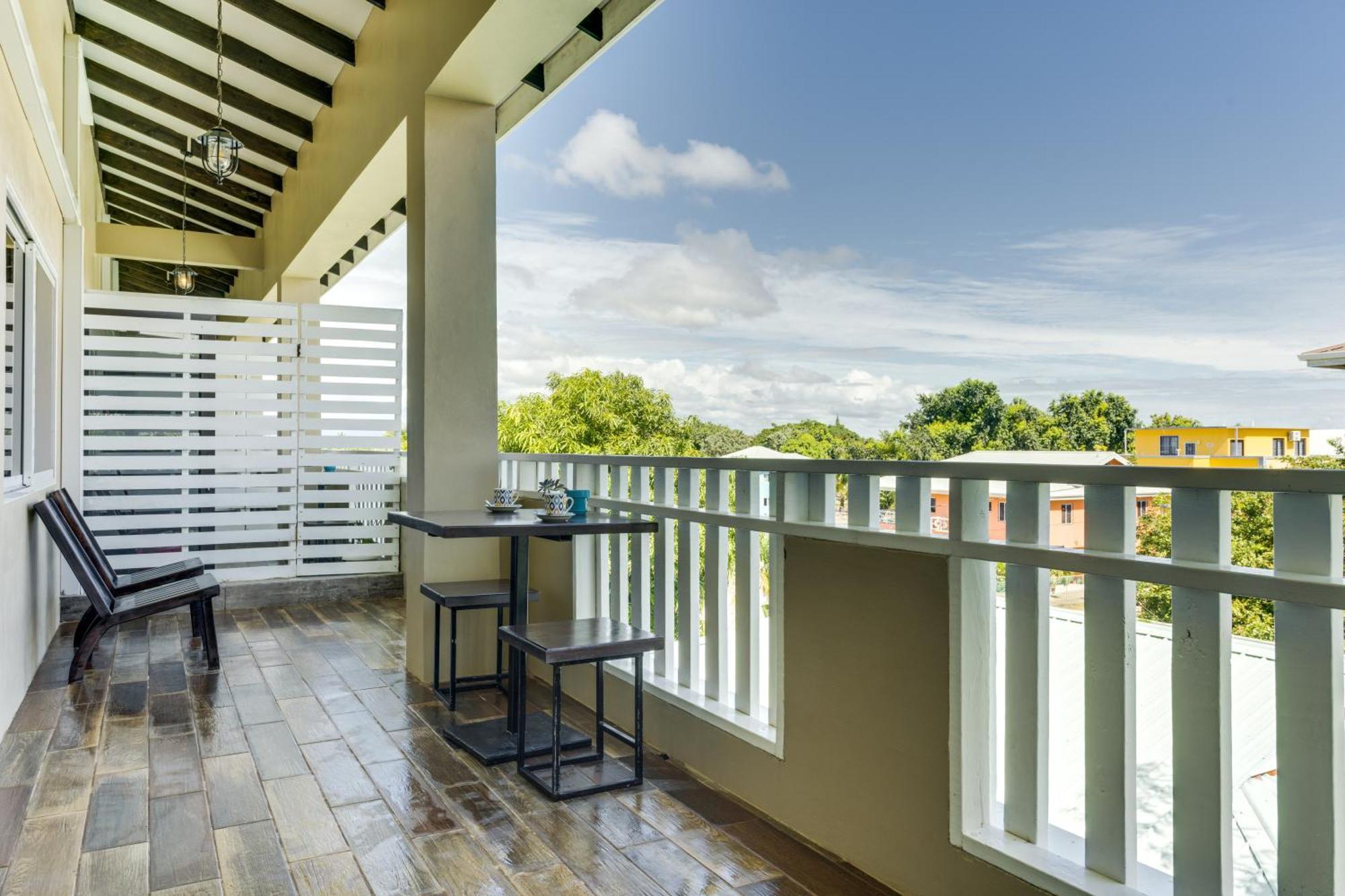 Louis' Apartments Placencia Екстериор снимка