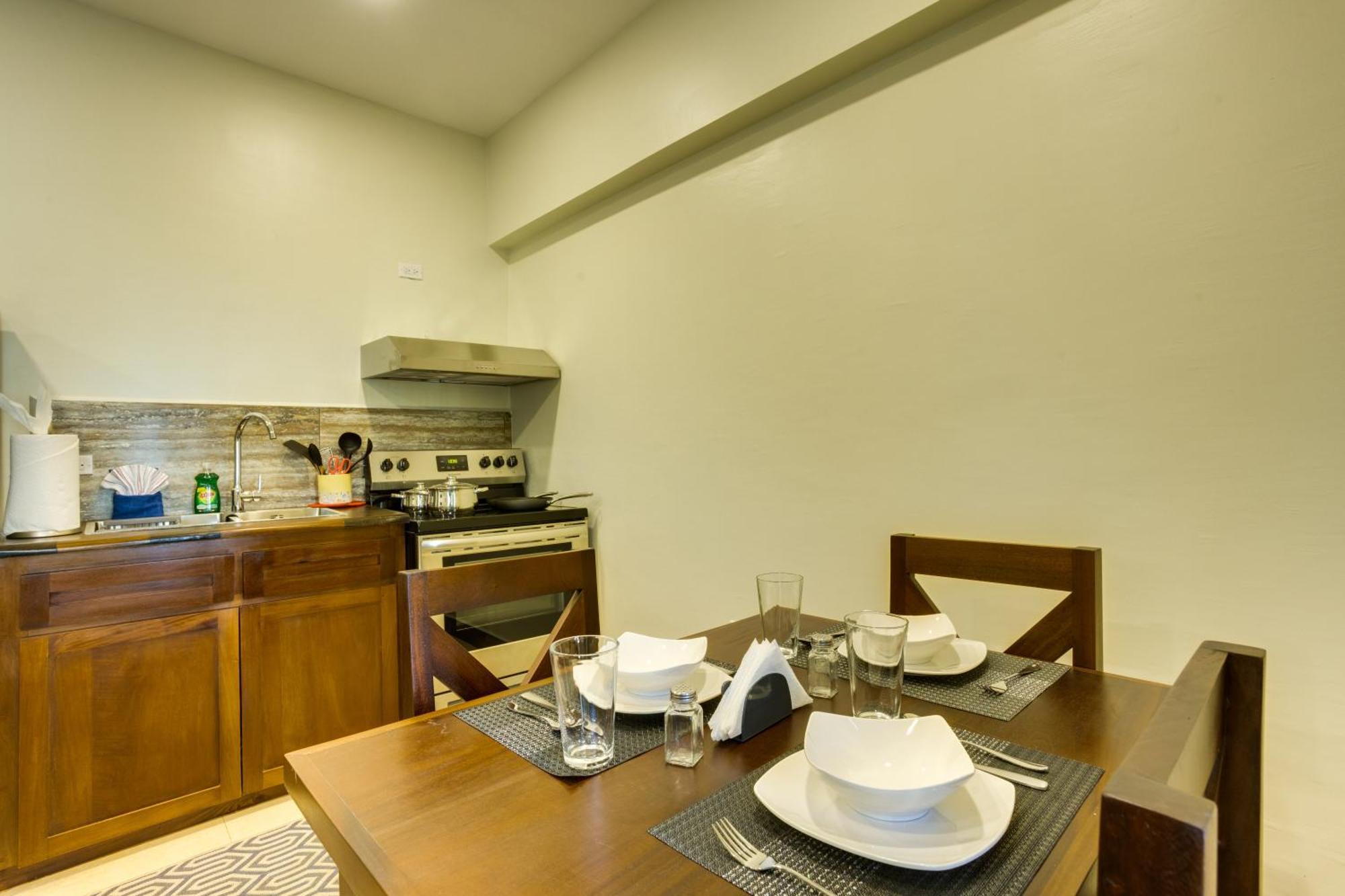 Louis' Apartments Placencia Екстериор снимка