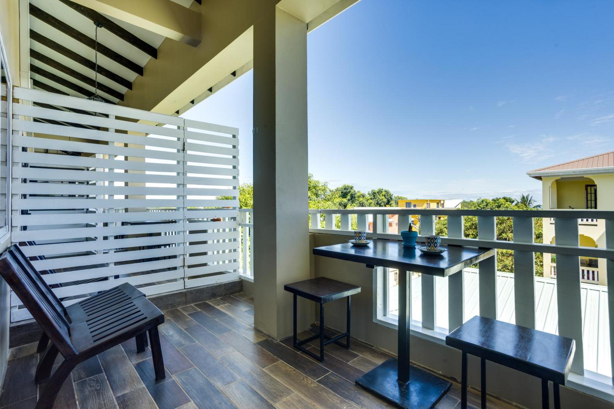 Louis' Apartments Placencia Екстериор снимка