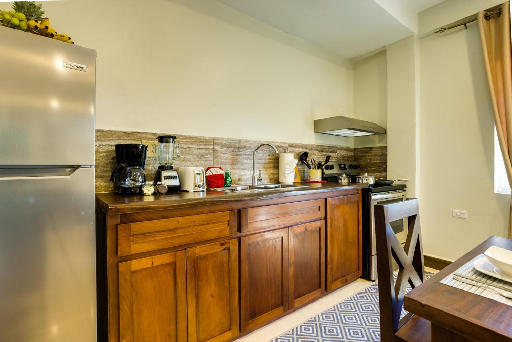 Louis' Apartments Placencia Екстериор снимка