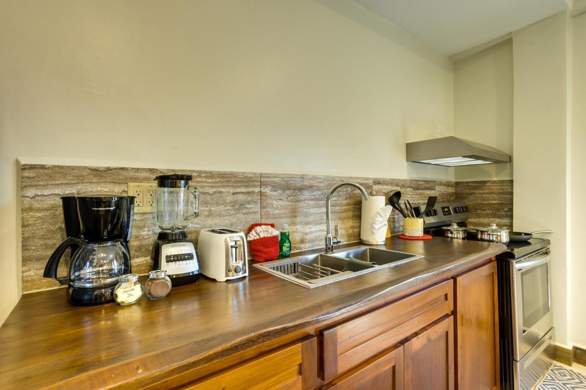 Louis' Apartments Placencia Екстериор снимка