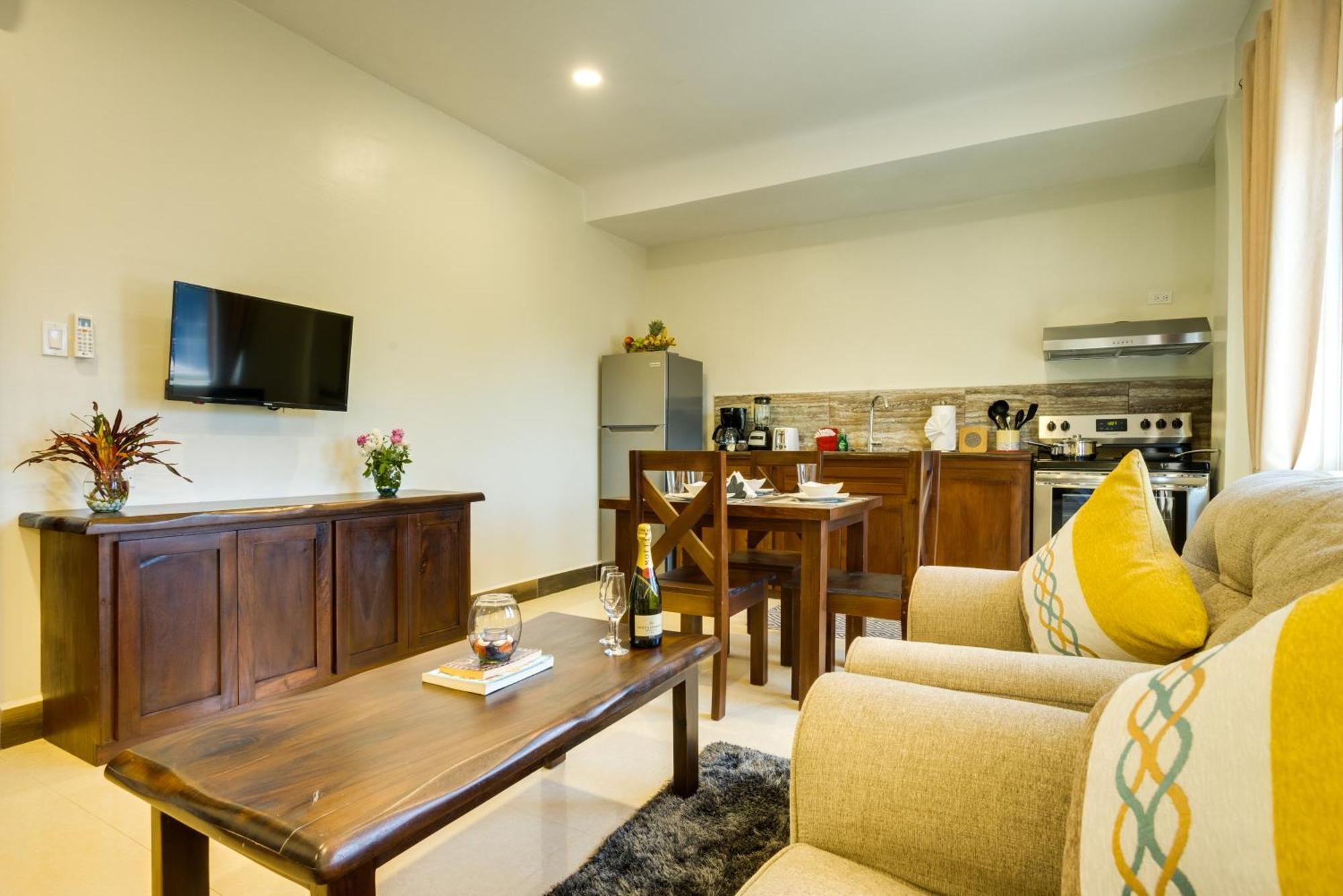 Louis' Apartments Placencia Екстериор снимка