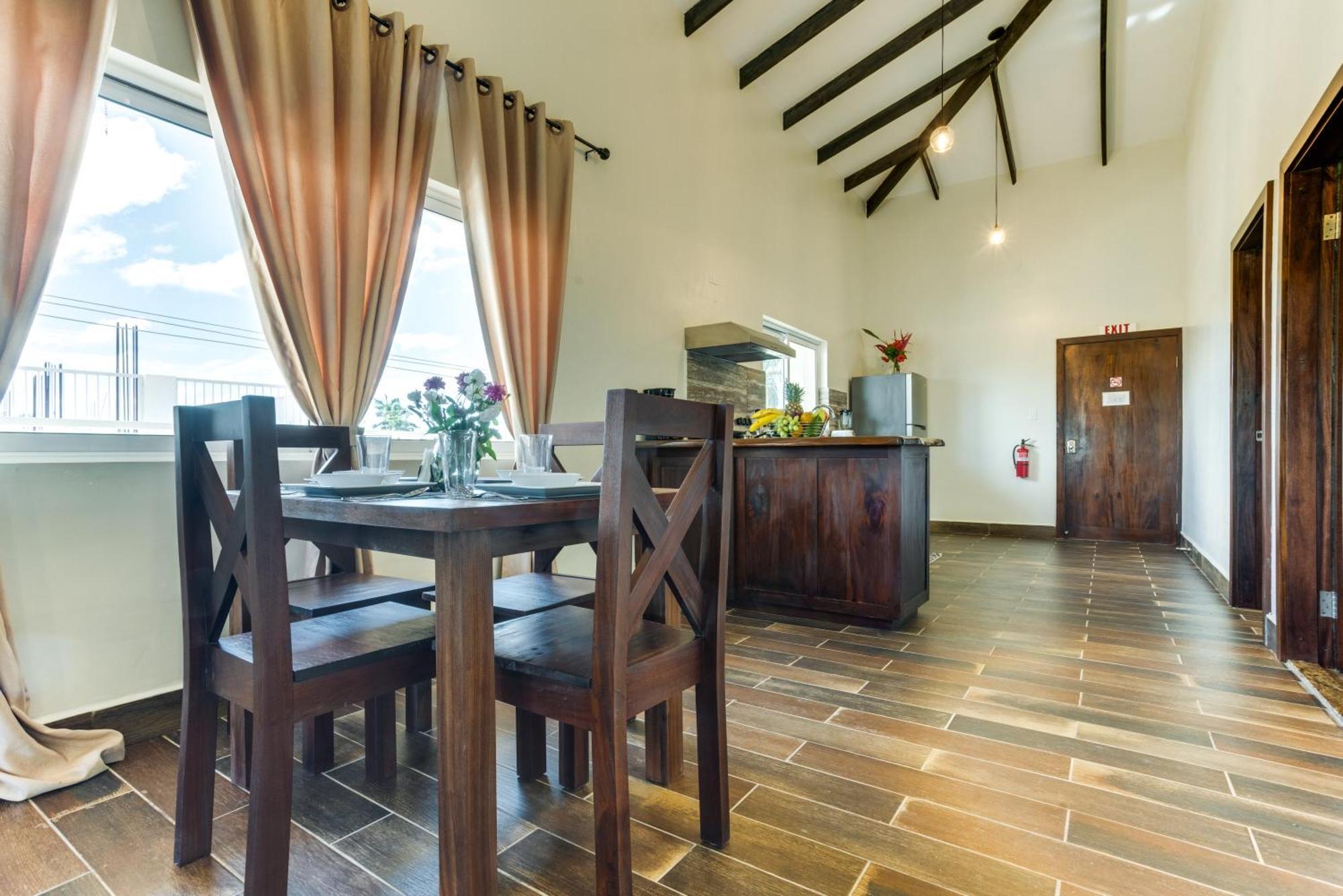 Louis' Apartments Placencia Екстериор снимка